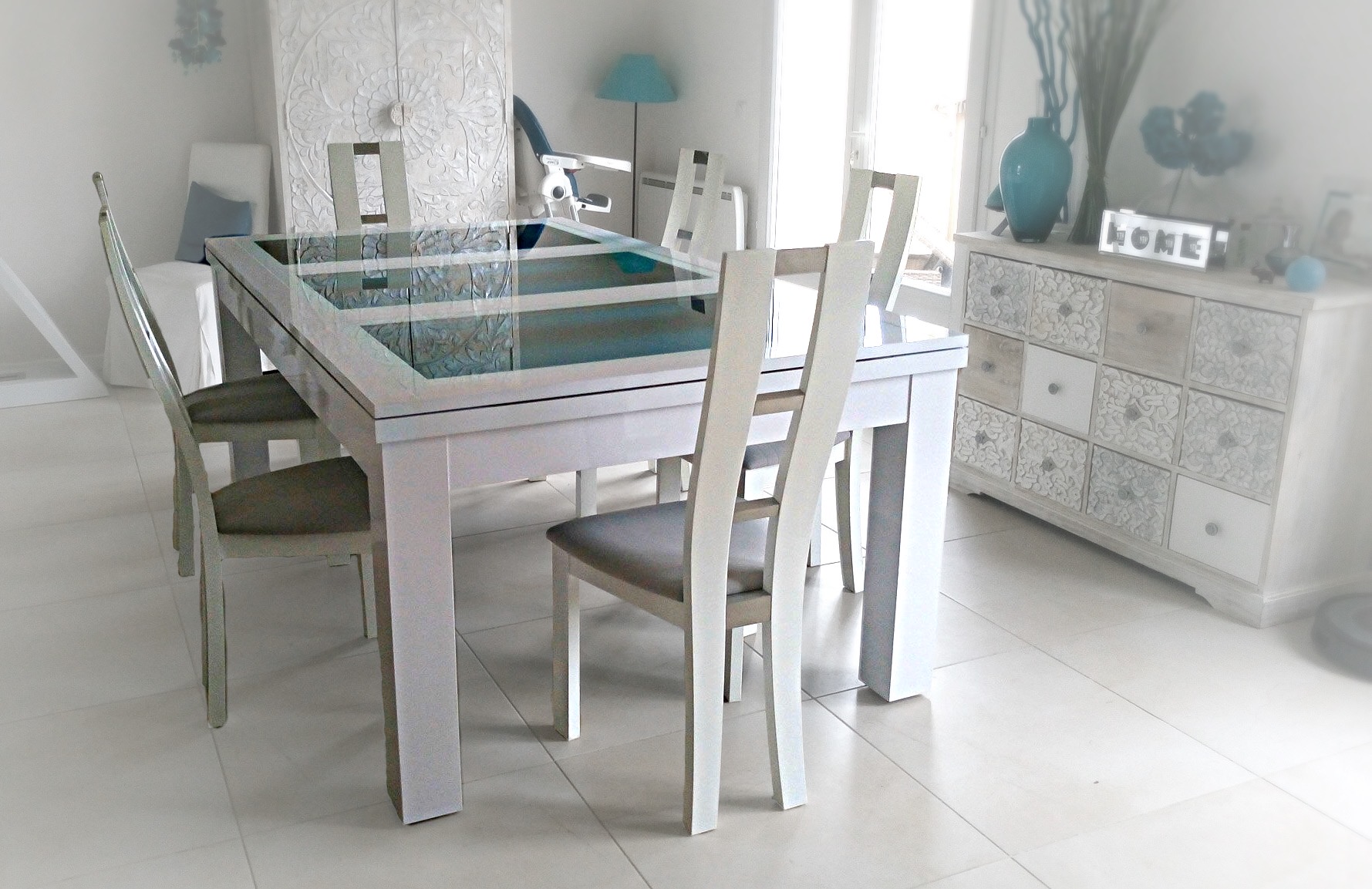 billard trendy en finition blanc polaire brillant devient une table qui rappelle la pureté de la mer avec plateau BV en 3 parties dont les verres laissent apparaitre le tissu bleu pétrole du jeu pour renfoncer l'esprit méditerranéen où le buffet coquillages gris sur le carrelage blanc avec ses accessoires turquoise règnent sur la maison